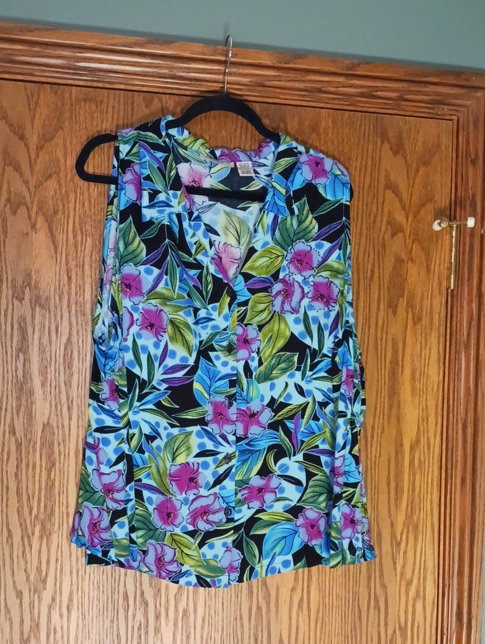 Women's Notation's Sleeveless Button Down Colorful Blouse